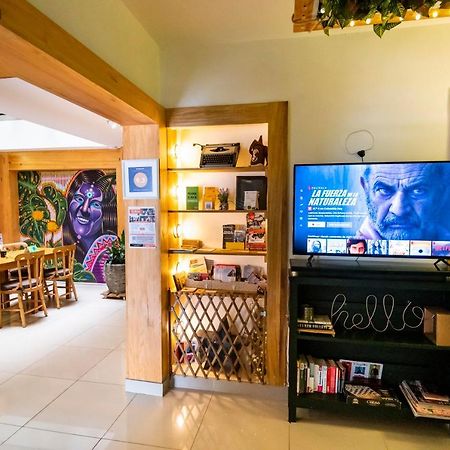 Adn Algo De Nosotros - Malaika Hostel Меделин Екстериор снимка