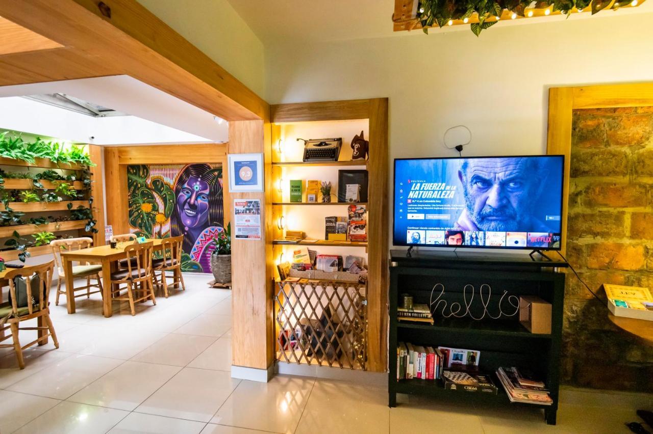 Adn Algo De Nosotros - Malaika Hostel Меделин Екстериор снимка